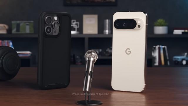 <b>Google ironizează Apple pentru iOS 26; Pixel avea deja toate funcțiile prezentate (Video)</b>Google s-a alăturat valului de ironii lansat de rivali după prezentarea iOS 26 de către Apple. De data asta, e rândul Pixel-urilor să „râdă” de funcții prezentate ca noutăți absolute pentru iPhone, dar care sunt disponibile pe telefoanele Google de ani