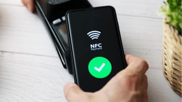 <b>Chiar și NFC-ul primește upgrade! Versiunea 15 aduce o rază mai mare de acțiune și va sosi pe smartphone-uri începând din 2026</b>NFC Forum tocmai a anunțat oficial NFC 15. E un upgrade neașteptat pentru o funcție ce a ajuns să fie folosită la scară largă în lume. Conform informațiilor, cel mai important aspect în cazul noii versiuni e că raza de comunicare crește de la 0.5 cm