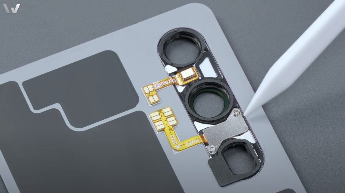 Cum arată Sony Xperia 1 VII la interior? Folosește RAM și ecran Samsung, are slot SIM fără nevoie de cheiță