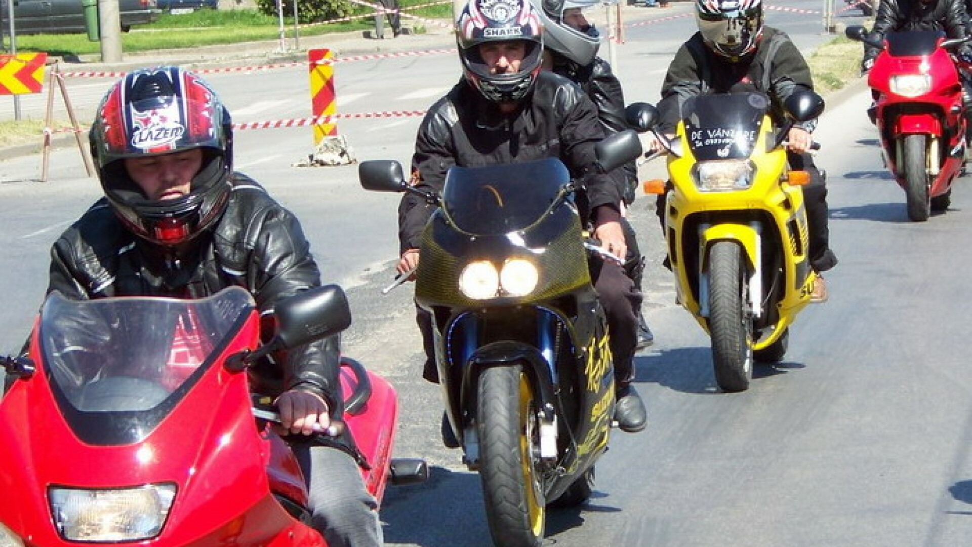 Noi reguli pentru motocicliști și mopede în trafic: Acces pe banda de autobuz și parcare legală pe trotuar