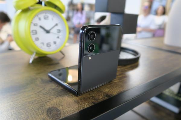 Samsung Galaxy Z Flip4 - Fotografii Hands-On