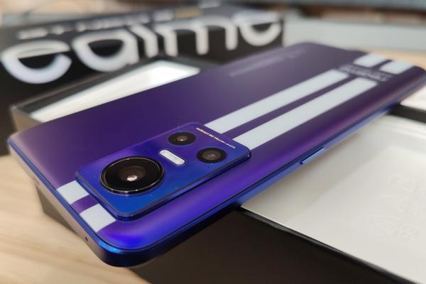 realme GT neo 3 150W Unboxing: încărcare fulger şi spate de bolid, potenţial de hit high midrange (Video)