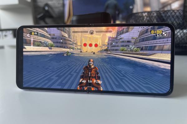 Samsung Galaxy Z Flip4: Acustică stereo îmbunătățită față de predecesor