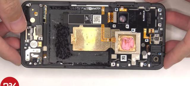 ASUS Zenfone 9 primeşte o disecţie şi aflăm cât dacă este sau nu ușor de reparat