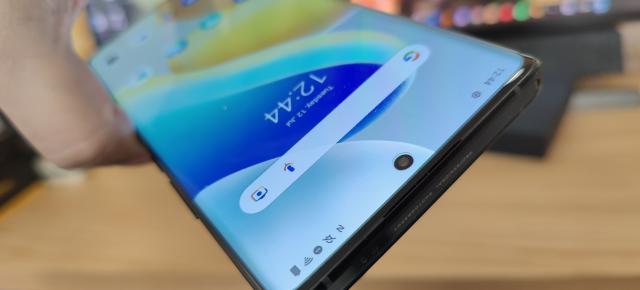 vivo X80 Pro: Display mare şi curbat lateral, panou 10 bit de calitate... cu o menţiune totuşi