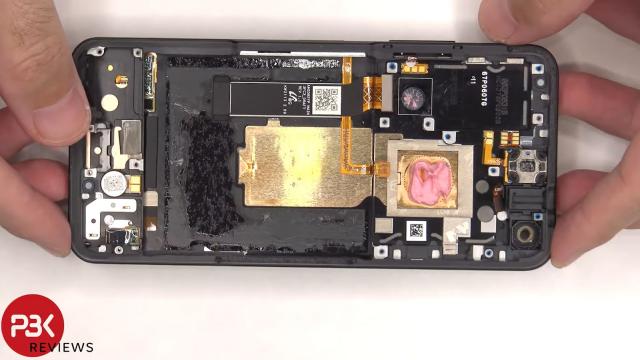 <b>ASUS Zenfone 9 primeşte o disecţie şi aflăm cât dacă este sau nu ușor de reparat</b>ASUS Zenfone 9, probabil singurul telefon flagship cu ecran de sub 6 inch din 2022 este azi subiectul unei disecţii. Băieţii de la PBK Reviews au avut treabă şi cu această ocazie aflăm cât de uşor de reparat este micuţul telefon

