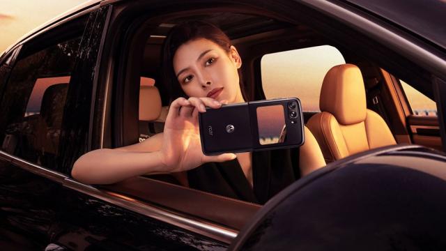 <b>Motorola RAZR 2022 este acum oficial; Pliabil cu ecran extern mai mare, cameră foto de 50 MP cu OIS și CPU Snapdragon 8+ Gen 1</b>Nu cu mult timp în urmă aflam cum a evoluat business-ul Motorola și câteva detalii prvind planurile de viitor, vizitând sediul central din Chicago al companiei. Iată că acum a sosit și un moment mult așteptat. După o mulțime de teasere, Motorola RAZR 2022