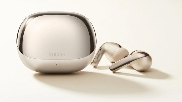 <b>Căştile Xiaomi Buds 4 Pro oferă 38 de ore de autonomie, design elegant, anulare de zgomot</b>Xiaomi a anunţat telefonul pliabil MIX Fold 2 pe 11 august, alături de tableta Pad 5 Pro 12.4, plus ceasul Watch S1 Pro şi căştile Xiaomi Buds 4 Pro. Acestea sunt căşti wireless in-ear, care promit o anulare a zgomotului eficientă şi au un design elegant.