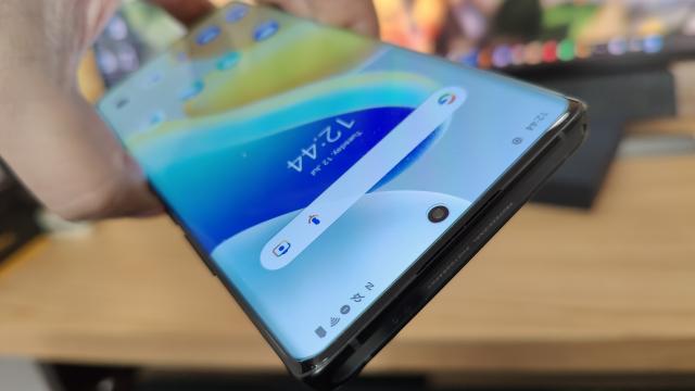 <b>vivo X80 Pro: Display mare şi curbat lateral, panou 10 bit de calitate... cu o menţiune totuşi</b>vivo X80 Pro are un ecran curbat pe lateral AMOLED LTPO3. Am mai văzut LTPO şi LTPO2 până acum, dar X80 Pro a adus premiera lui LTPO3, ce e drept fără a clarifica ce e în plus acum. LTPO înseamnă posibilitatea de a trece între 120 Hz şi 1 Hz pentru a..