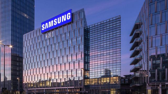 <b>Samsung taie din producţia și livrările de telefoane din 2022; Vor fi sub nivelul din 2021, poate chiar 2020</b>Chiar dacă Samsung se menţine lider de piaţă în segmentul smartphone şi seria Galaxy S22 a fost bine primită, nu totul e perfect pentru sud coreeni. Aflăm de la publicaţia The Elec că Samsung şi-a scăzut ţinta de livrări 