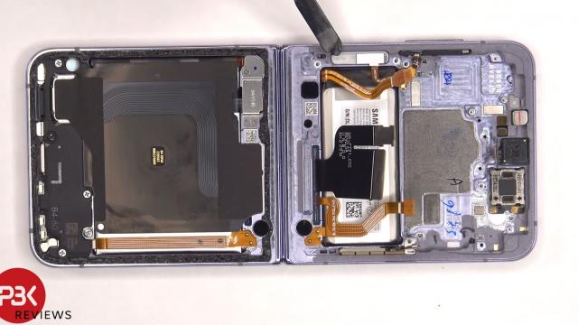 <b>Samsung Galaxy Z Flip4 este dezasamblat şi aflăm cât de greu de reparat e (Video)</b>În vreme ce ne pregătim pentru punerea în vânzare în România a lui Samsung Galaxy Z Fold 4 şi Galaxy Z Flip 4 la final de săptămână, avem ocazia să vedem cum arată Z Flip 4 la interior. Îl vedem disecat de către băieţii de la PBK