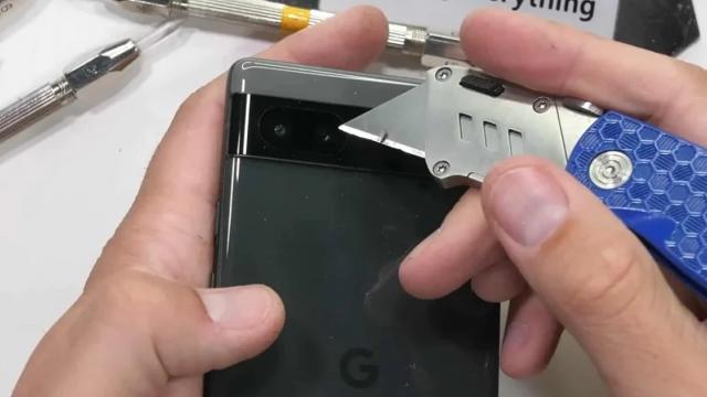 <b>Google Pixel 6A este surprinzător de rezistent; Trece testul de durabilitate a lui JerryRigEverything</b>Cel mai recent smartphone lansat de către Google este Pixel 6A, un model care, deși accesibil, vine cu CPU Tensor, flagship, la interior. După ce l-am văzut disecat de către un YouTuber și am aflat cât de greu se repară acesta, azi este subiectul testului