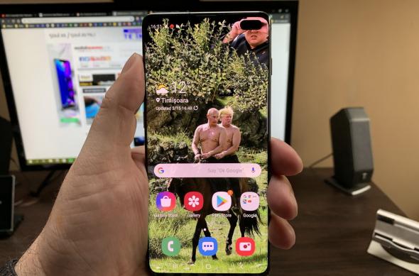 Samsung Galaxy S10+ wallpaper cu decupaj potrivit cu camera selfie: IMG_4050.jpg