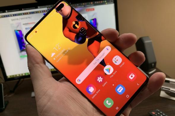 Samsung Galaxy S10+ wallpaper cu decupaj potrivit cu camera selfie: IMG_4047.jpg
