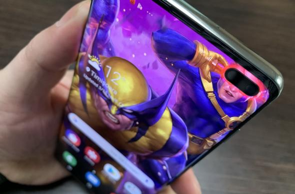 Samsung Galaxy S10+ wallpaper cu decupaj potrivit cu camera selfie: IMG_4052.jpg