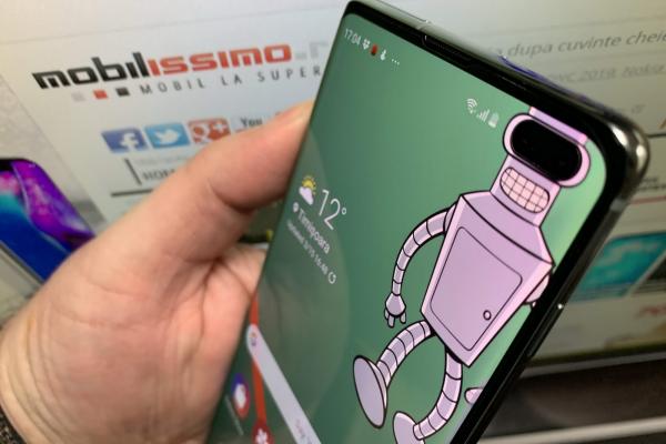 Samsung Galaxy S10+ wallpaper cu decupaj potrivit cu camera selfie