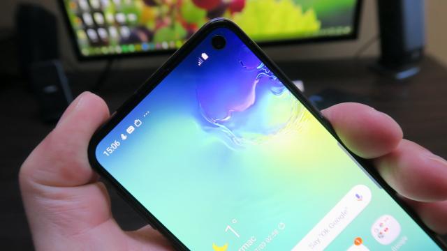 <b>Samsung Galaxy S10e Review în Română</b>Samsung Galaxy S10+ a trecut ca o furtună prin redacţia noastră, cu noutăţi şi superlative, iar în umbra să vine mezinul Samsung Galaxy S10e. E clar gândit să fie rival pentru iPhone XR, să aducă o parte din dotările lui S10 la preţ mai mic cu vreo sută..
