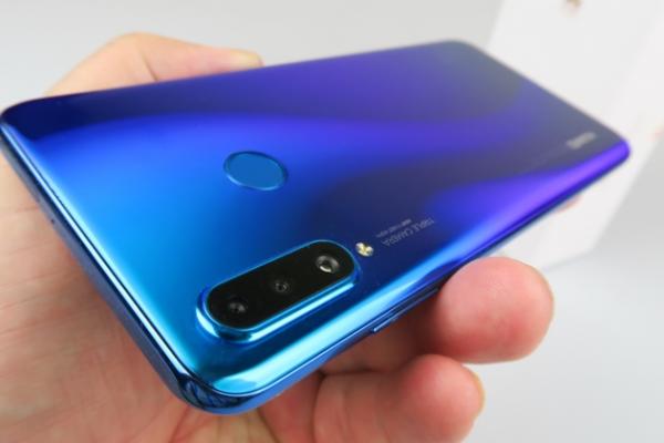 Huawei P30 Lite Unboxing: telefonul midrange cu cameră triplă și spate cameleonic e aici (Video)