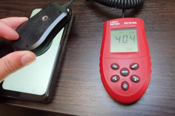 Luminozitate display iHunt Alien X ApeX și ecran văzut la microscop