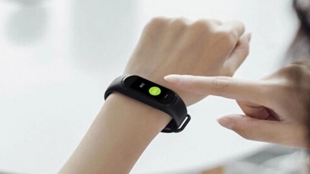 <b>Xiaomi Hey Plus este un nou smartband cu ecran color, senzor de puls și certificare 5ATM; Acum la reducere pe GeekBuying</b>Brățările fitness sunt unele dintre cele mai populare purtabile la ora actuală, asta și datorită prețurilor mici purtate. Un exemplu nou ajuns pe piață este Xiaomi Hey Plus, un smartband care în aceste zile beneficiază