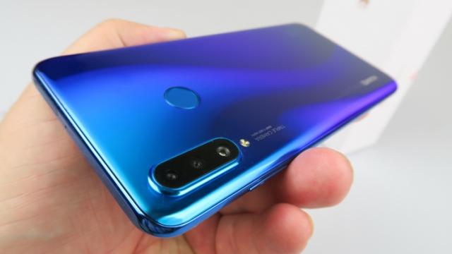 <b>Huawei P30 Lite Unboxing: telefonul midrange cu cameră triplă și spate cameleonic e aici (Video)</b>Cele mai solicitate telefoane midrange la review în 2019 până acum sunt clar Samsung Galaxy A50 şi Huawei P30 Lite. Primul e pe ultima sută de metri cu recenzia, în vreme ce Huawei P30 Lite tocmai ne-a sosit