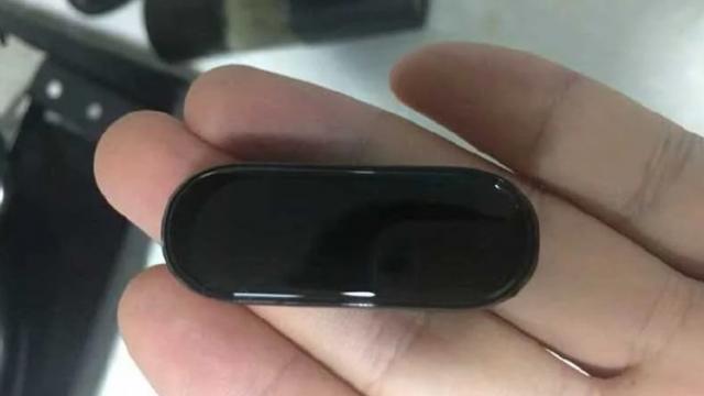 <b>Xiaomi Mi Band 4 apare în noi fotografii hands-on, cu al său ecran color curbat spre margini</b>Xiaomi Mi Band 4 a avut multe scăpări în ultima şi a fost şi certificată deja, semn că brăţara de fitness e foarte aproape de lansare. Acum descoperim că au apărut noi fotografii hands on cu purtabilul, imagini care 
