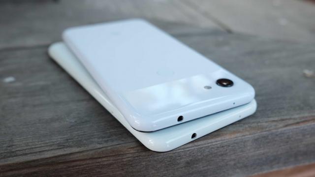 <b>Preț și disponibilitate Google Pixel 3a în România</b>După ce săptămâna trecută sosea la vânzare pe plan local smartphone-ul Google Pixel 3a XL, iată că acum vine și rândul variantei standard să fie listată de către retaileri. V-am pregătit astfel un articol dedicat din seria 