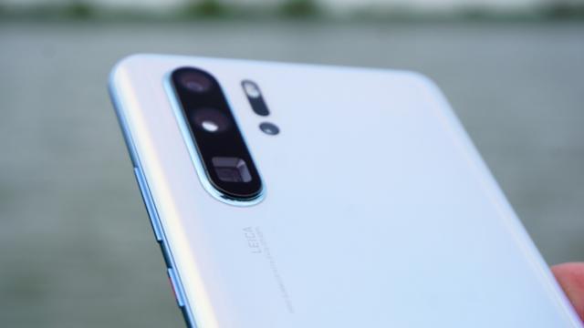 <b>Huawei rezolvă problema cu tenta gălbuie din fotografiile realizate de P30 Pro; Un update se distribuie acum</b>Un motiv pentru care în ciuda camerei foto cu potențial mare, Huawei P30 Pro a pierdut duelul foto realizat de noi, la fotografierea pe timp de zi a fost și acela că setup-ul său de camere prindea o tentă gălbuie 