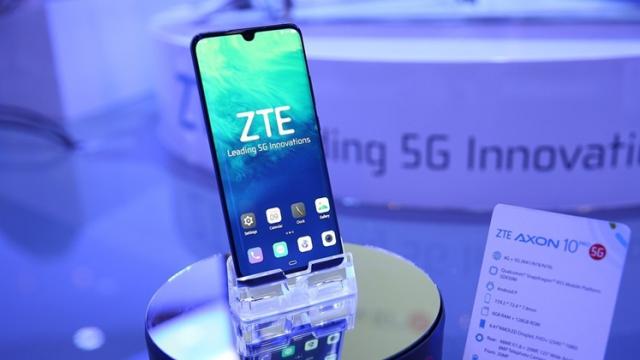 <b>ZTE îşi lansează telefonul 5G luna viitoare; Axon 10 Pro 5G vine în China la sub 600 de dolari</b>Chiar şi acum când suntem în pragul implementării 5G la nivel global, foarte puţine companii mari au lansat telefoane cu suport 5G. Printre ele se numără totuşi ZTE, care îl anunţă pe Axon 10 Pro 5G la MWC 2019