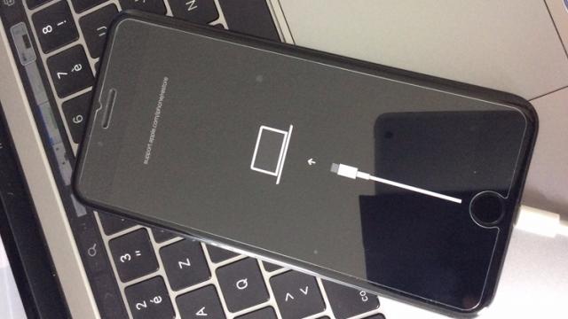 <b>iPhone XI ar putea renunţa la conectorul Lightning în favoarea unui port USB Type-C; Apar indicii in codul iOS 13</b>Anul trecut Apple comitea o "blasfemie", integrand un port USB Type-C pe tabletele iPad Pro de generaţie nouă. S-a zvonit o perioadă că această abordare avea să ajungă şi pe iPhone, iar noutăţile din iOS 13 ne duc în aceeaşi direcţie