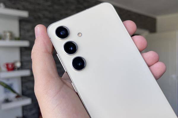 Samsung Galaxy S24: Cameră cu focalizare peste S24 Ultra, excelentă la selfie