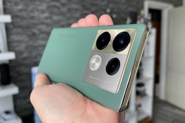 Infinix Note 40 Pro 4G: Design caracterizat de ecranul curbat, cu alură premium și un mega modul foto în spate