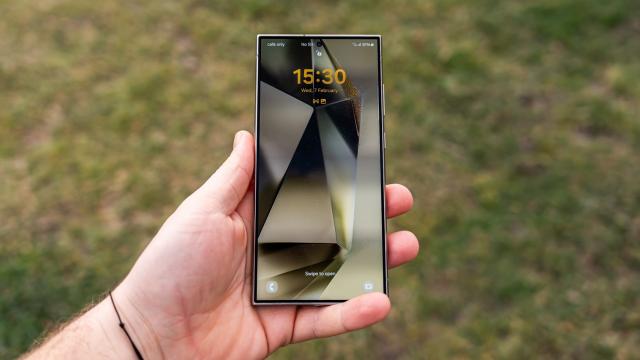 <b>Weekend-ul acesta cumperi smartphone-uri resigilate cu 15% extra-discount! Galaxy S24 Ultra coboară la doar 5099 lei</b>Cei de la eMAG au dat azi startul unei noi campanii de reduceri Electro Weekend, ce ține până luni, la ora 00:00. Ei bine, aflăm prin intermediul BF.ro că printre produsele din ofertă vom găsi și telefoane resigilate ce beneficiază de extra-discount