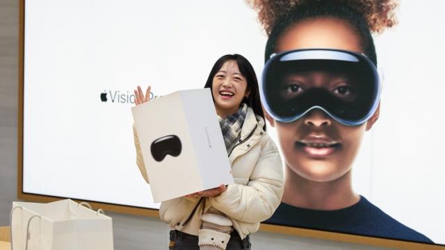 <b>Vision Pro se lansează global; Apple pregătește introducerea headsetului în unele piețe din Europa și Asia</b>Apple pregătește terenul pentru vânzarea internațională a headset-ului Vision Pro, aducând angajați din întreaga lume la Cupertino pentru a învăța cum să-l prezinte clienților. Vision Pro, care îmbină realitatea virtuală cu cea reală, este promovat de CEO
