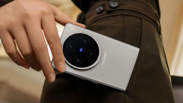 <b>vivo X100s și X100s Pro au debutat! Vin cu procesor MediaTek de top, baterii mari, alimentare ultra-rapidă + o nouă abordare de design</b>În lumina reflectoarelor se află acum vivo X100 Ultra, fără doar și poate, însă alături de acest cameraphone de top, compania a prezentat și terminalele vivo X100s și X100s Pro. Varianta de bază din acest lineup iese cumva în evidență, întrucât marchează