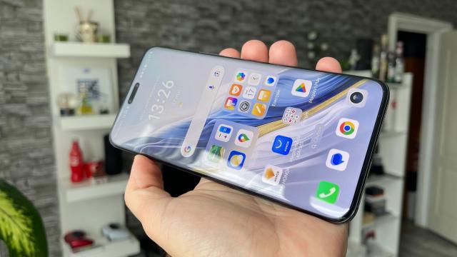 <b>HONOR Magic6 Pro: Display-ul care îţi protejează ochii şi somnul, oferă culori de senzaţie</b>HONOR şi-a găsit o nişă interesantă în ultimul an, pe care ne-a explicat-o în detaliu la evenimentele pe care le-a organizat. E vorba despre protecţia ochilor utilizatorilor, prin tehnologii dezvoltate în laboratoarele sale. Se acordă atenţie atât