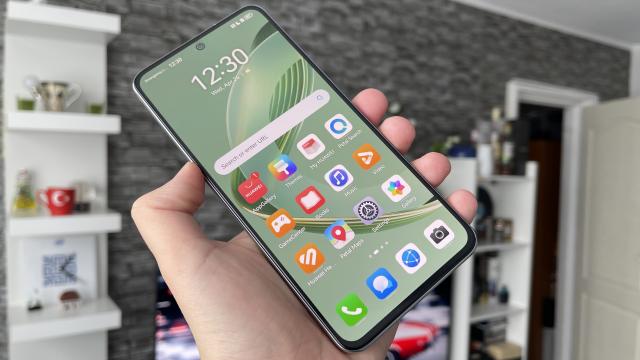 <b>Huawei Nova 12 SE: OS, UI, aplicaţii cu microG ca punct de temelie</b>Cred că grosul experienţei de pe Huawei Nova 12 SE a fost deja descris în articolul dedicat microG. O să luăm totuşi pe rând acum. Telefonul rulează EMUI 14.0.0, bazat pe Android 12, conform lui AIDA64 cel puţin