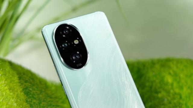 <b>Honor 200 şi Honor 200 Pro au dată de lansare, designul şi culorile dezvăluite</b>Honor a confirmat că va lansa noile sale telefoane high midrange Honor 200 şi Honor 200 Pro pe 27 mai în China. Între timp au scăpat variantele de culoare ale telefoanelor, fotografii cu designul lor şi recapitulăm şi specificaţiile mai jos