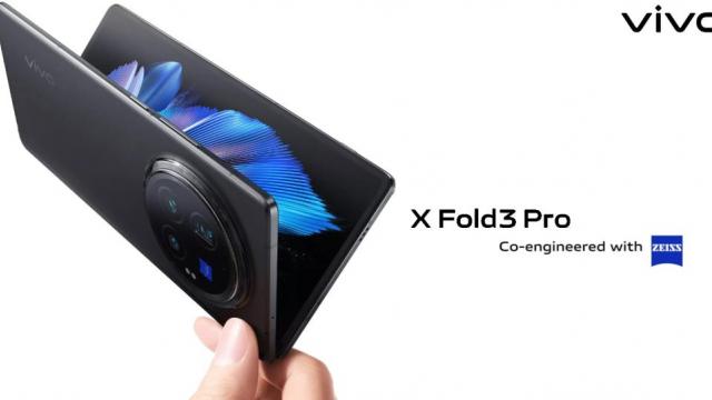 <b>vivo X Fold3 Pro se pregătește de lansarea globală; Pliabil cu balama din fibră de carbon</b>Finalul lunii martie ne-a adus și lansarea lui vivo X Fold3 Pro, un pliabil cu dotări de top care din aprilie se vinde oficial în China, iar curând va ajunge și global. Cât de curând? Compania tocmai ce a confirmat lansarea telefonului 