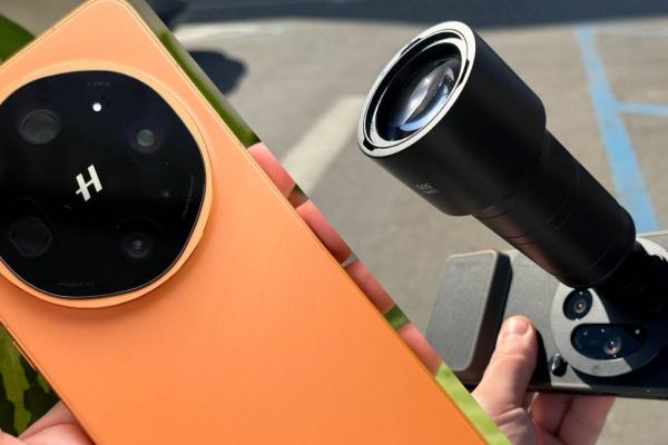 OPPO Find X9 Ultra: Camera absolută, revenirea zoom-ului optic 10x și un accesoriu tele care transformă telefonul în DSLR