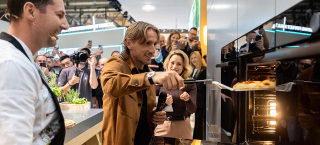 Gorenje l-a adus pe Luka Modrić la EuroCucina 2026; Un cuptor încorporabil pentru pizza a fost pus în scenă într-un show de două minute