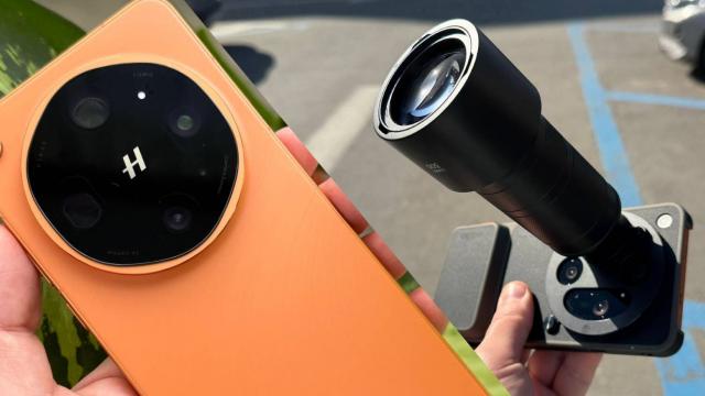 <b>OPPO Find X9 Ultra: Camera absolută, revenirea zoom-ului optic 10x și un accesoriu tele care transformă telefonul în DSLR</b>Here we go again! Bine ai revenit zoom optic 10x după ani buni de lipsă! Asta e dotarea foto cheie pe care OPPO Find X9 Ultra o scoate în evidență și pe bună dreptate. Într-o piață în care unii producători încearcă pe cât posibil 