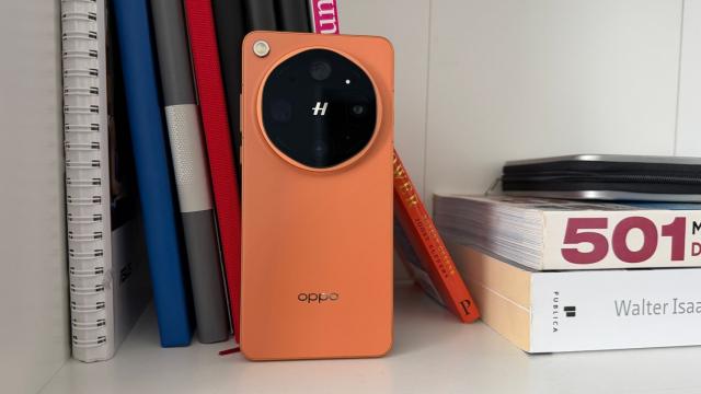 <b>OPPO Find X9 Ultra: Hardware fără sacrificii oriunde te-ai uita, la ecran, baterie, cameră</b>Din punct de vedere hardware, OPPO Find X9 Ultra este un smartphone dus la extrem, mai ales când vine vorba despre camera foto. Până ajungem acolo descoperim un ecran AMOLED LTPO 1-144Hz cu diagonală de 6.82 inch 