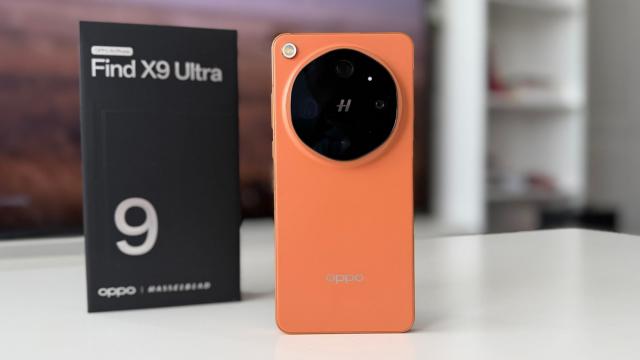 <b>OPPO Find X9 Ultra Unboxing: Cameraphone-ul momentului e aici, cu zoom optic 10X, hardware de top, baterie de 7050 mAh</b>Iată că după multe scăpări urmate de teasere oficiale, a debutat în sfârsit și OPPO Find X9 Ultra. E cu siguranță cameraphone-ul momentului, un model special ce primește un unboxing  la fel de inedit, în China. Alex se află în țara de origine a companiei