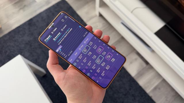 <b>OPPO Find X9 Ultra: Conectivitate pentru orice împrejurare, WiFi 7 pentru acasă și 5G în deplasare</b>OPPO Find X9 Ultra vine blindat pe partea de conectivitate și oferă de toate, de la dual-SIM, eSIM, NFC, Bluetooth 6.0, WiFi 7 și un port USB Type-C 3.2 Gen1 dacă vrei să transferi date și pe fir. Primim și soluția QuickShare 