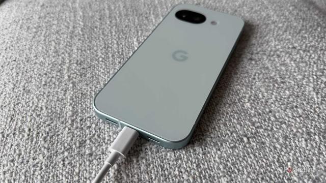 <b>Update-urile din martie și aprilie creează probleme pe Pixel; Autonomia scade vizibil pe seriile Pixel 6, 7, 8, 9 și 10</b>Mai multe modele Google Pixel 6, Google Pixel 7, Google Pixel 8, Google Pixel 9 și Google Pixel 10 sunt afectate de o problemă serioasă de autonomie, apărută după update-urile din martie și aprilie. Utilizatorii raportează o scădere drastică a bateriei