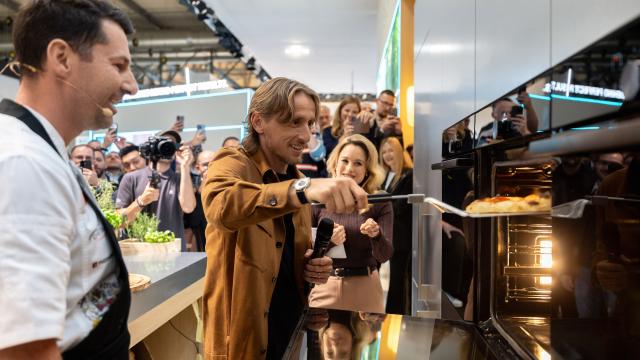 <b>Gorenje l-a adus pe Luka Modrić la EuroCucina 2026; Un cuptor încorporabil pentru pizza a fost pus în scenă într-un show de două minute</b>Gorenje a adus un nume mare la standul său de la EuroCucina 2026, iar prezența lui Luka Modrić a fost folosită ca punct central pentru a atrage atenția asupra brandului și produselor expuse. Evenimentul a avut loc pe 22 aprilie, în cadrul târgului de la..