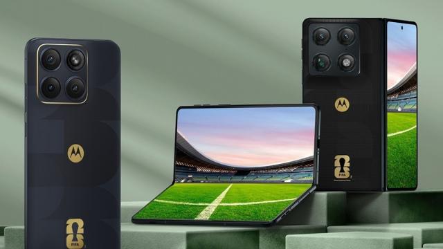 <b>Preț și disponibilitate Motorola razr fold FIFA World Cup 26th Edition (bilet Cupa Mondială 2026 inclus)</b>Cu Motorola razr fold am făcut „cunoștință” în cadrul târgului CES 2026, în SUA, la începutul acestui an. În Europa a ajuns o variantă specială, în ediție limitată FIFA, pe care am văzut-o în cadrul MWC 2026, în Barcelona. Iată că primul telefon pliabil