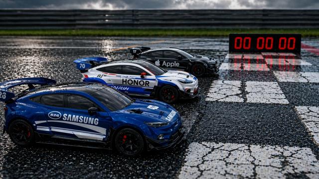 <b>Poate o baterie de 7000 mAh să bată iPhone 17 Pro și Galaxy S26? Honor 600 răspunde printr-un test neobișnuit</b>Honor a atras atenția după lansarea noii serii Honor 600 printr-un test de baterie neobișnuit, în care și-a comparat dispozitivul cu rivali direcți precum iPhone 17 Pro și Samsung Galaxy S26. În locul testelor clasice de autonomie, compania a ales 