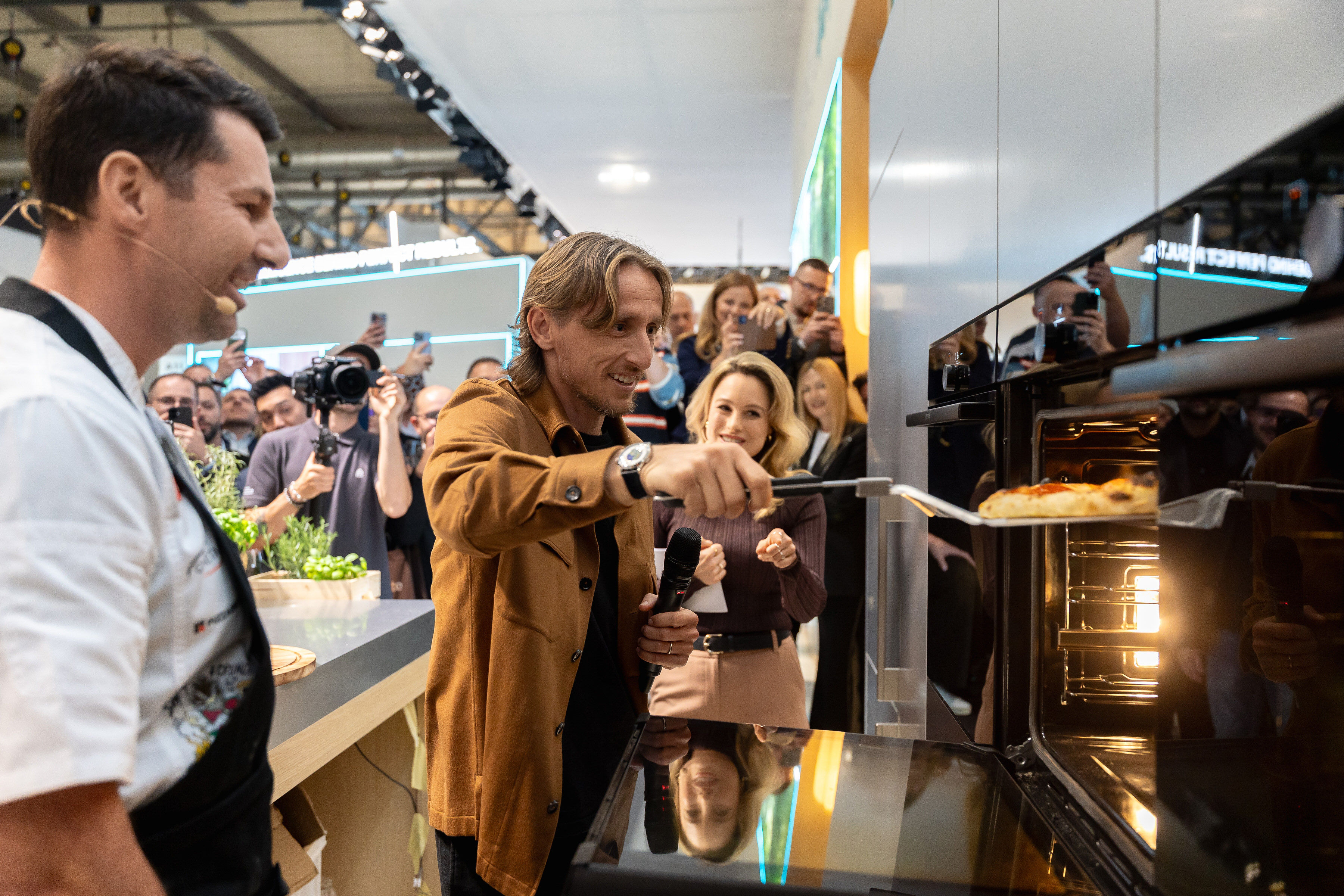 Gorenje l-a adus pe Luka Modrić la EuroCucina 2026; Un cuptor încorporabil pentru pizza a fost pus în scenă într-un show de două minute